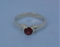 LR321 Classic set Garnet and sterling silver ring