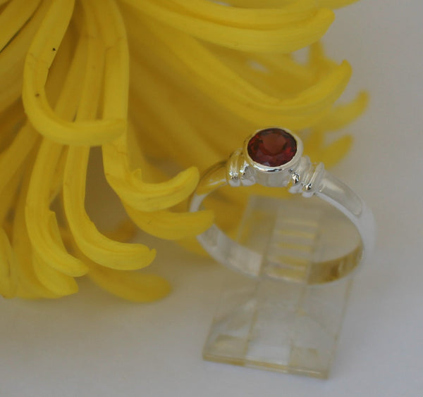 LR321 Classic set Garnet and sterling silver ring