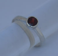 LR487 Classic set Garnet and sterling silver ring