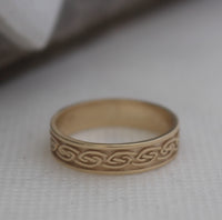 LR501 - 9ct yellow gold Celtic knot ring